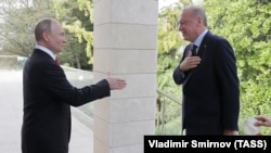 Президент РФ Владимир Путин и президент Турции Реджеп Тайип Эрдоган (слева направо) во время встречи в резиденции "Бочаров ручей" 29 сентября 2021 года