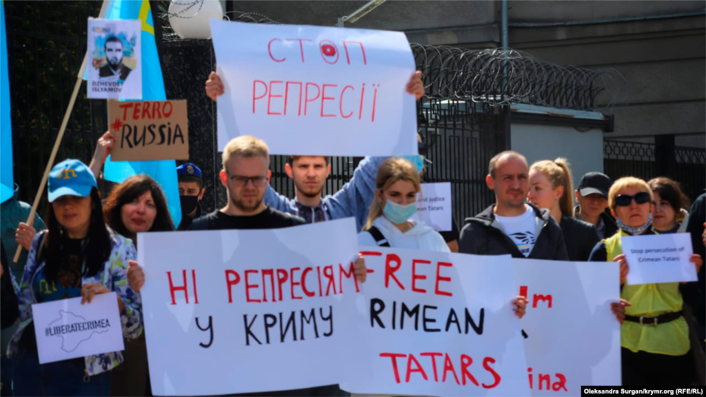 На акции в Киеве присутствовало около 70 человек. Активисты держали плакаты, в частности, с обращениями к международному сообществу с требованиями реакции на задержания в Крыму &nbsp; 