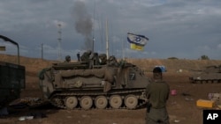 Ushtarë izraelitë hedhin predha nga jugu i Izraelit në drejtim të Rripit të Gazës, nga një pozicion në afërsi të kufirit Izrael-Gazë, 3 janar 2024.