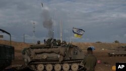 Израелски войници изстрелват снаряд от Южен Израел към Ивицата Газа, в позиция близо до границата 3 януари 2024 г.
