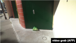 Kesa sa svinjskom glavom ostavljena isped jedne džamije u Parizu, septembar 2025. godine