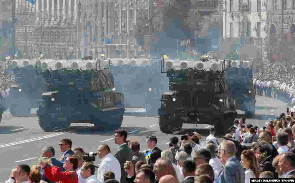 Киевтегі Тәуелсіздік алаңында (Майдане Незалежности) өткен әскери парадты тамашалап тұрған адамдар.