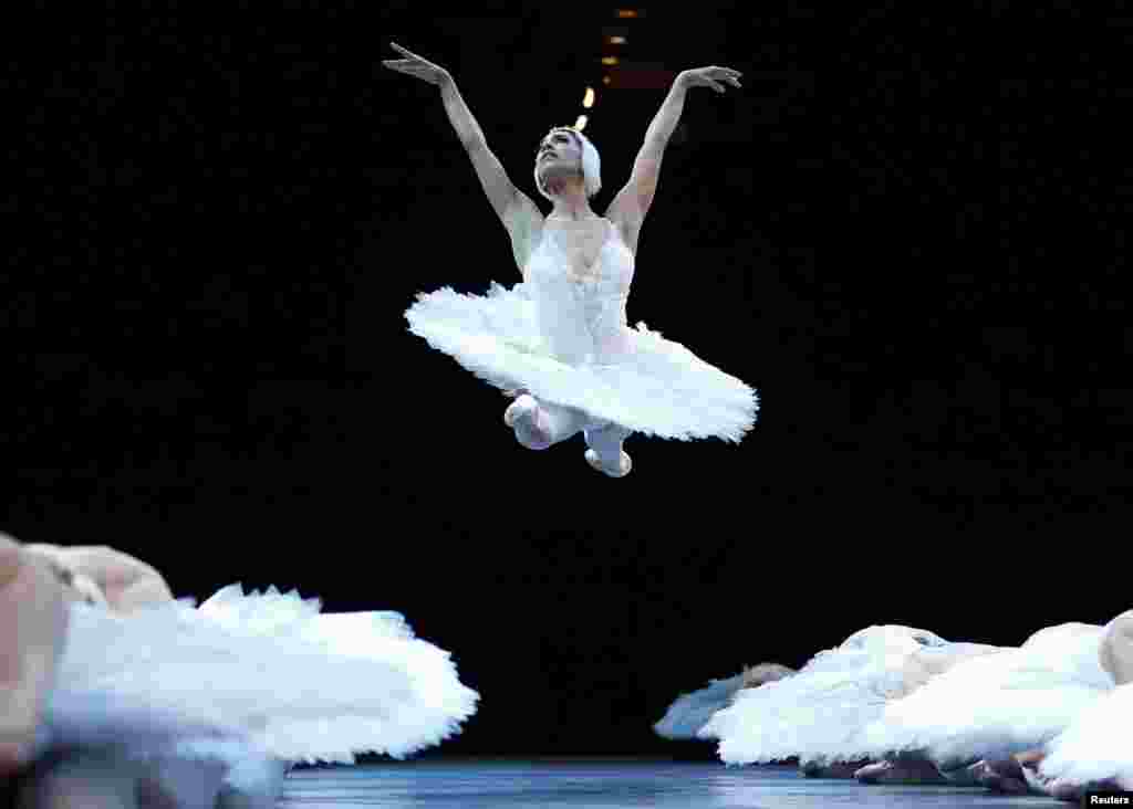 Velika Britanija - Predstava engleskog nacionalnog baleta u sklopu Olimpijskih igara London 2012. Foto: REUTERS / Mike Blake