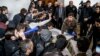 Ворвавшись в здание первого корпуса, сторонники студенческого самоуправления с криками и свистом пошли на таран: сдвинули четыре парты и, навалившись на них, пробились через охрану, укрепившуюся у кабинета ректора