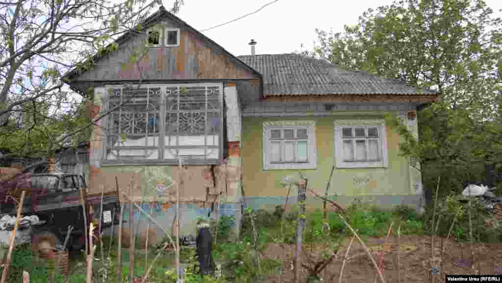 MD - People and houses in Telenesti city, 5 may 2019 