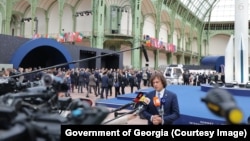 ირაკლი კობახიძე პარიზში ჟურნალისტების კითხვებს პასუხობს. 2026 წლის 10 სექტემბერი