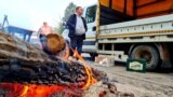 Kosovo: People staying close to a fire in Jarinje