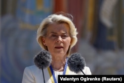 Президент Єврокомісії Урсула фон дер Ляєн звертається до українського народу в День української державності перед Михайлівським собором у Києві, 15 липня 2022 року