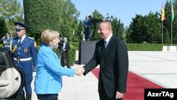 German kansleri Angela Merkel prezident Ylham Alyýew bilen görüşýär. Baku, 25-nji awgust, 2018. 