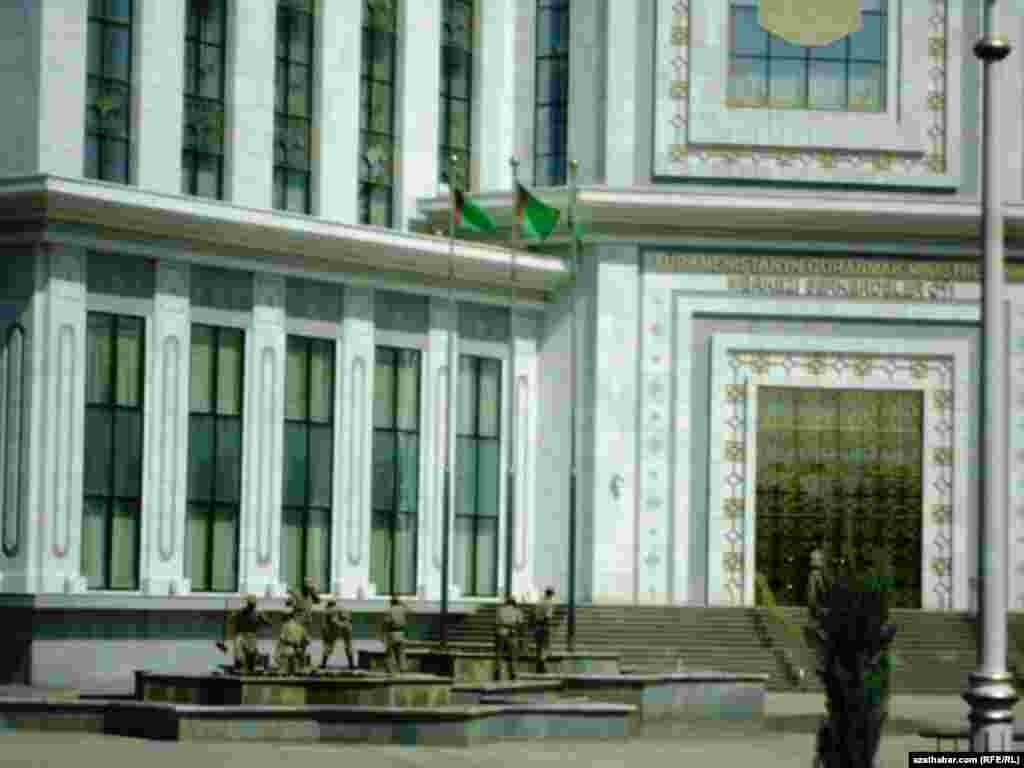 Goranmak ministrligiň öňünde arassalaýyş işlerini geçirýän esgerler