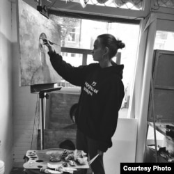Полина Синяткина за работой над картинами о туберкулезе. Фото из личного архива
