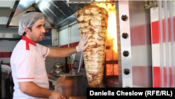 Isztambul, Törökország: sül a döner. Más, étolajigényes ételek árát kénytelenek voltak megemelni a vendéglátósok - ahogy sok más országban is.