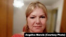 Angelica Manole are doi copii, un băiat la liceu și o fată studentă și i-ar plăcea să călătorească. În timpul liber mai face croitorie, dar îi place și noua muncă, în cablajul auto.