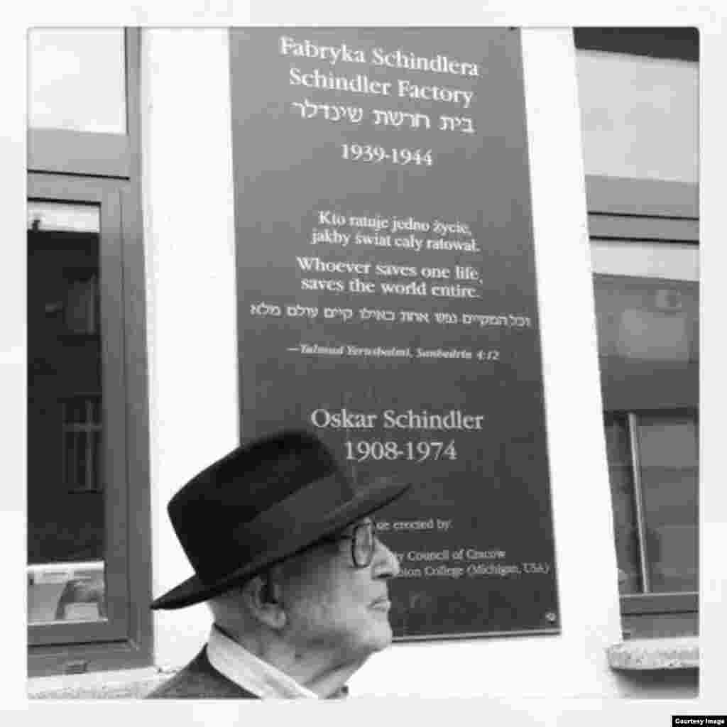 Producent "Šindlerove liste" pred spomen pločom Šindleru u Aušvicu