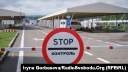 Іноземці чи люди без громадянства при в’їзді до України повинні мати страховий поліс та негативний результат тесту на COVID-19