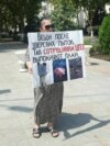 Аида Мирзалиева на пикете против уголовного дела в отношении ее сына Мирзали Мирзалиева. Архивное фото