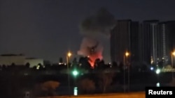 Fotografi e shkëputur nga një video që shfaq momentin e një sulmi me dronë ndaj ndërtesës së Ambasadës amerikane në Bagdad.