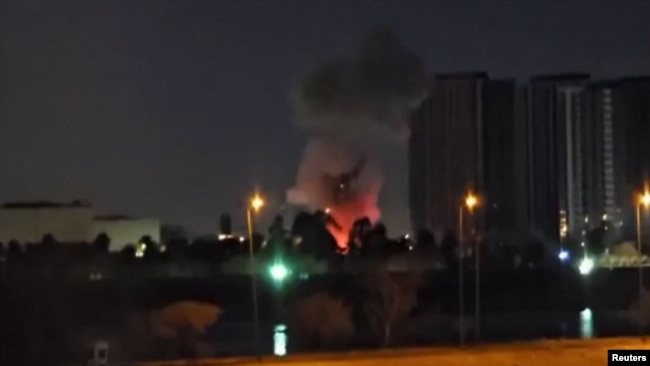 Fotografi e shkëputur nga një video që shfaq momentin e një sulmi me dronë ndaj ndërtesës së Ambasadës amerikane në Bagdad.