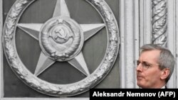 Britaniýanyň Moskwadaky ilçisi Laurie Bristow Russiýanyň Daşary işler ministrliginiň binasyndan çykyp barýar. 13-nji mart, 2018 ý. 