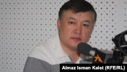 Ахматбек Келдибеков в бишкекской студии Радио "Азаттык", 24 июля 2012 года. 