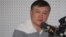 Ахматбек Келдибеков в бишкекской студии Радио "Азаттык", 24 июля 2012 года. 