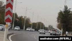Türkmenistanyň köçeleriniň birindäki ulaglar (Arhiwden alnan illýustrasiýa suraty)