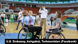 "...biz bu programmanyň üstünlikli bolandygyna we boljagyna örän buýsanýarys” diýip, ABŞ-nyň Aşgabatdaky ilçisi Mätýu Klimou aýtdy.
