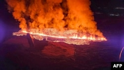 Tym dhe lavë duke rrjedhur nga shpërthimi i vullkanit në afërsi të qytetit Grindavik, Islandë, 14 janar 2024.