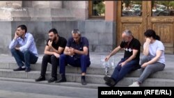 Родственники пленных военнослужащих проводят сидячий пикет перед зданием правительства, Ереван, 24 июня 2021 г.