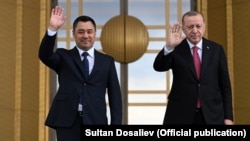 Президенты Кыргызстана и Турции Садыр Жапаров и Реджеп Тайип Эрдоган. Анкара. 9 июня 2021 года.