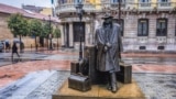 Статуя «Путешественник» в Овьедо, Испания