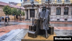 Статуя «Путешественник» в Овьедо, Испания