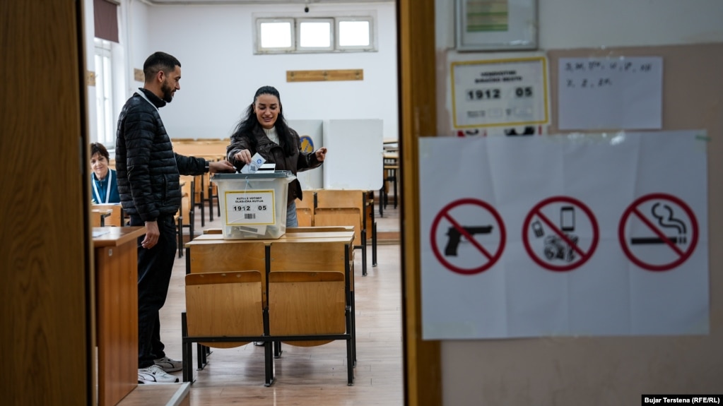 Një grua duke hedhur votën në balotazhin për kryetar komune në një qendër votimi në Prishtinë, 9 nëntor 2025.