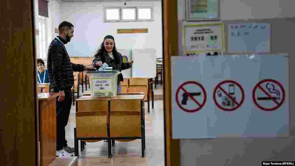 Žena glasa u drugom krugu izbora za gradonačelnika na biračkom mjestu u Prištini, 9. novembra 2025.