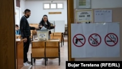 Pamje nga një qendër votimi në Prishtinë.