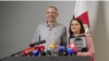 Svetlana și Serghei Țihanovski susțin o conferință de presă la o zi de la eliberarea lui Serghei din închisorile regimului Lukșenko