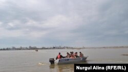 Люди в лодке в районе подтопления в Северо-Казахстанской области. 27 апреля 2017 года.