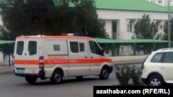 Ýaşaýyş jaýyň howlusynda duran tiz kömek ulagy. Türkmenistan (arhiw suraty).
