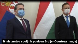 Ministar spoljnih poslova Srbije Nikola Selaković sa mađarskim kolegom Peterom Sijartom nakon sastanka 18. decembra 2020. 