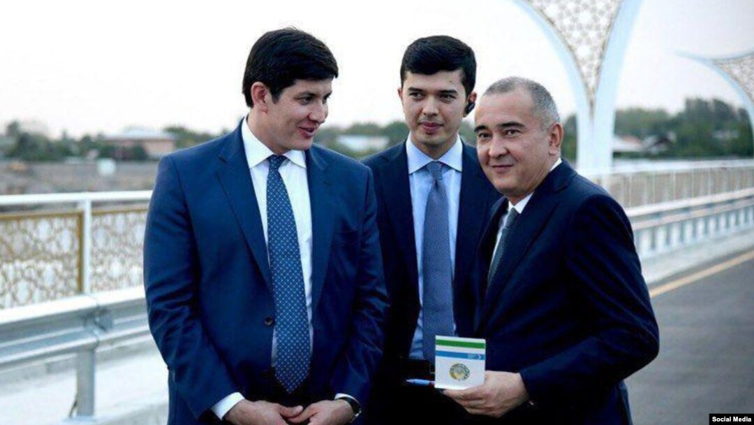 Жаҳонгир Ортиқхўжаев (ўнгдан биринчи ) президентнинг кичик куёви (чапдан биринчи) Отабек Умаров билан бирга (Иллюстратив сурат)