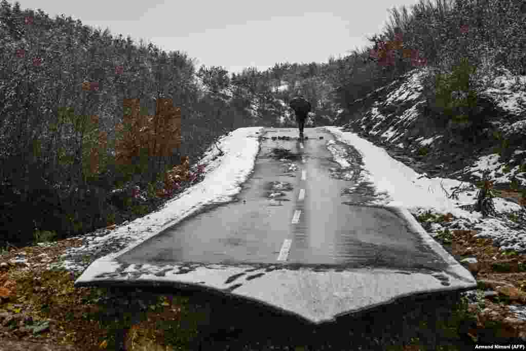 Kjo fotografi është bërë më 10 janar në fshatin Sverkë, ku për shkak të reshjeve është dëmtuar asfalti.&nbsp; &nbsp;
