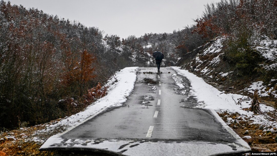 Urušen put zbog poplava u selu Sferke na Kosovu (10. januar 2021.)