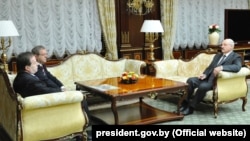 Braća Bogoljub i Dragomir Karić na sastanku sa predsednikom Belorusije Aleksandrom Lukašenkom u Minsku (22. jun 2015)