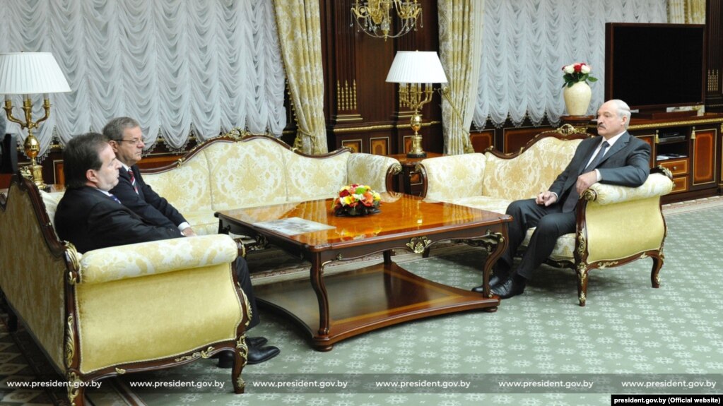 Beloruski predsednik Aleksandar Lukašenko sa Bogoljubom i Dragomirom Karićem u Minsku, 22. juna 2015.