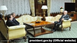 Braća Bogoljub i Dragomir Karić na sastanku sa predsednikom Belorusije Aleksandrom Lukašenkom u Minsku (22. jun 2015)