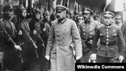 Юзаф Пілсудскі, (у цэнтры), Менск, кадр кінахронікі