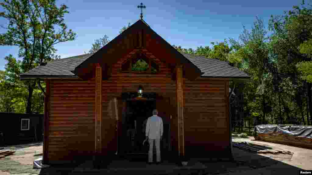 Az IRFBA (International Religious Freedom and Belief Alliance), az Egyesült Államok Külügyminisztériuma által támogatott, 43 országot tömörítő, vallásszabadságot ellenőrző szervezet Oroszországot széles körű vallási üldözéssel vádolta Ukrajnában. Februárban kiadott jelentésükben azt írják, hogy az orosz csapatok az ukrajnai invázió kezdete óta 67 különböző felekezetű papot öltek meg, több mint 630 vallási épületet rongáltak meg, köztük 596 keresztény templomot. A Reuters nem tudta ellenőrizni az IRFBA állításait, de azokat ukrán tisztviselők is megerősítették. Az orosz külügyminisztérium a szövetség jelentéseit elfogult és részrehajló információkon alapulónak minősítette, és kijelentette, hogy minden intézkedés a hatályos törvények keretei között történt