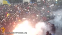 Bătăi, gaze şi bombe fumigene în faţa preşedinţiei de la Kiev