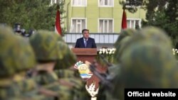 Эмомали Рахмон выступил перед военнослужащими Погранвойск ГКНБ Таджикистана. 16 июля 2021 года. Фото пресс-службы президента Таджикистана