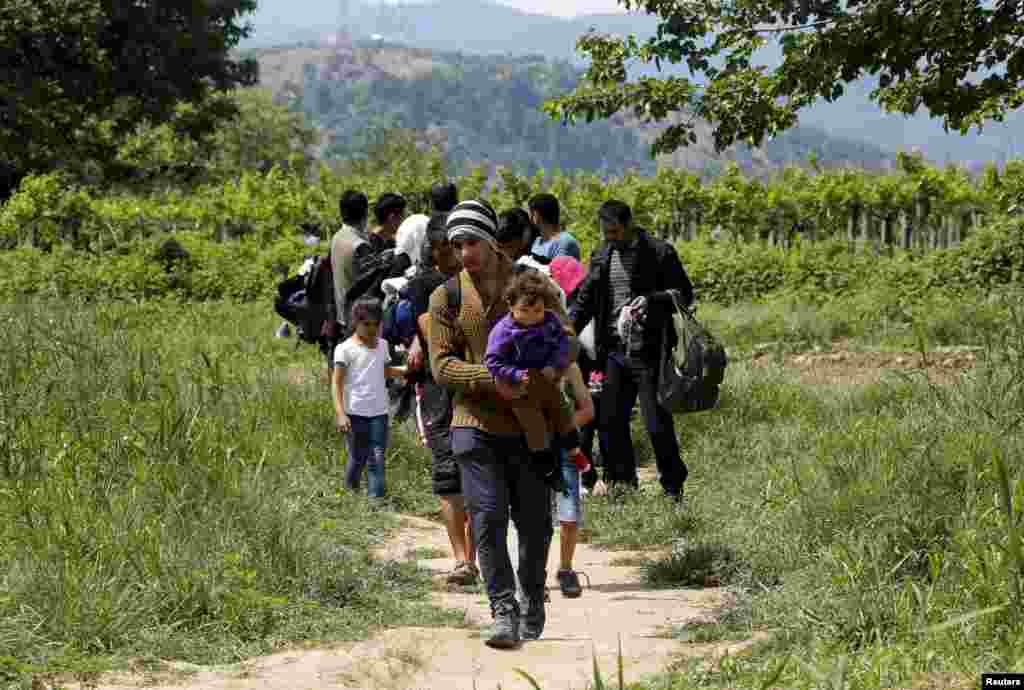 Сирийские иммигранты возвращаются в Грецию после того, как пограничники развернули их на границе Македонии &nbsp;